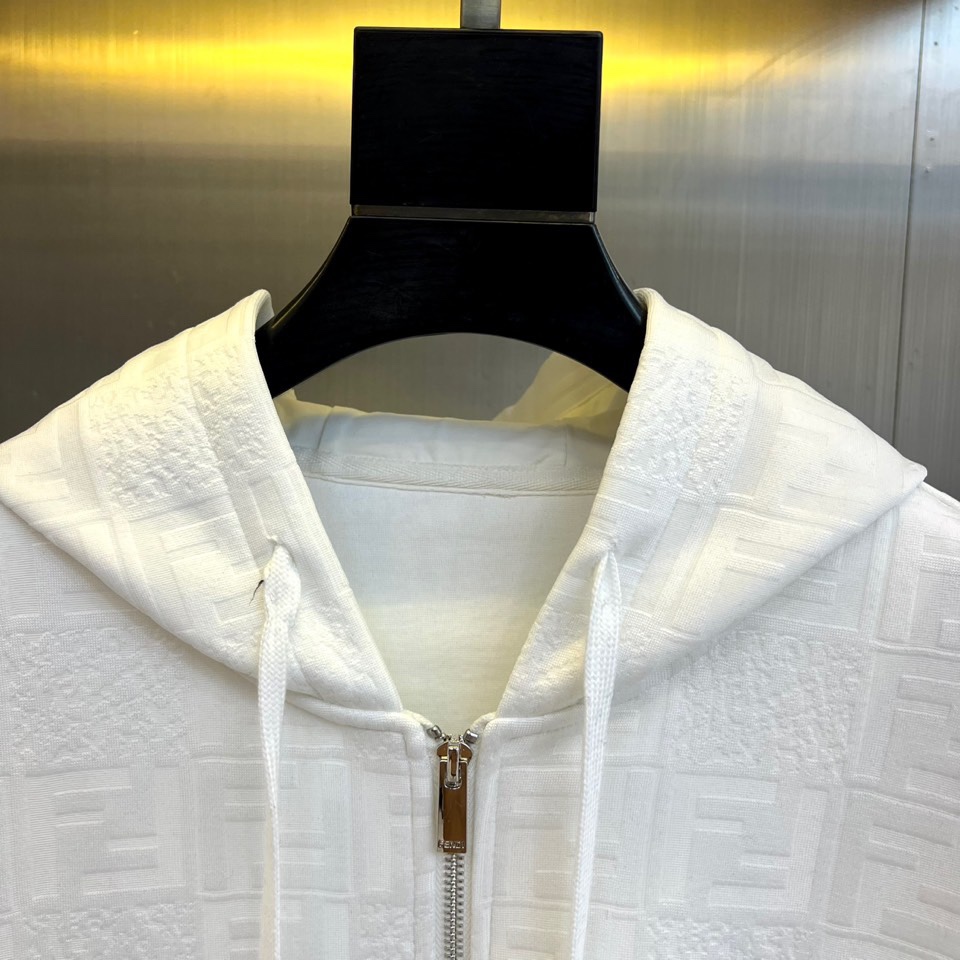 Fend芬迪、2025秋冬新品 FENDI套装，连帽拉链外套与同色休闲长裤组成整体造型，采用科技棉感面料