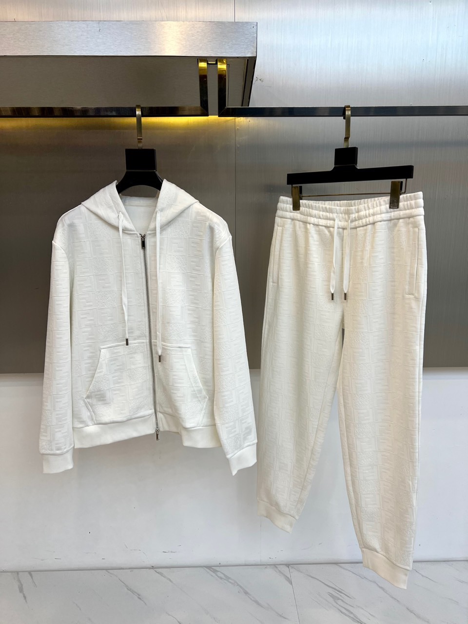 Fend芬迪、2025秋冬新品 FENDI套装，连帽拉链外套与同色休闲长裤组成整体造型，采用科技棉感面料