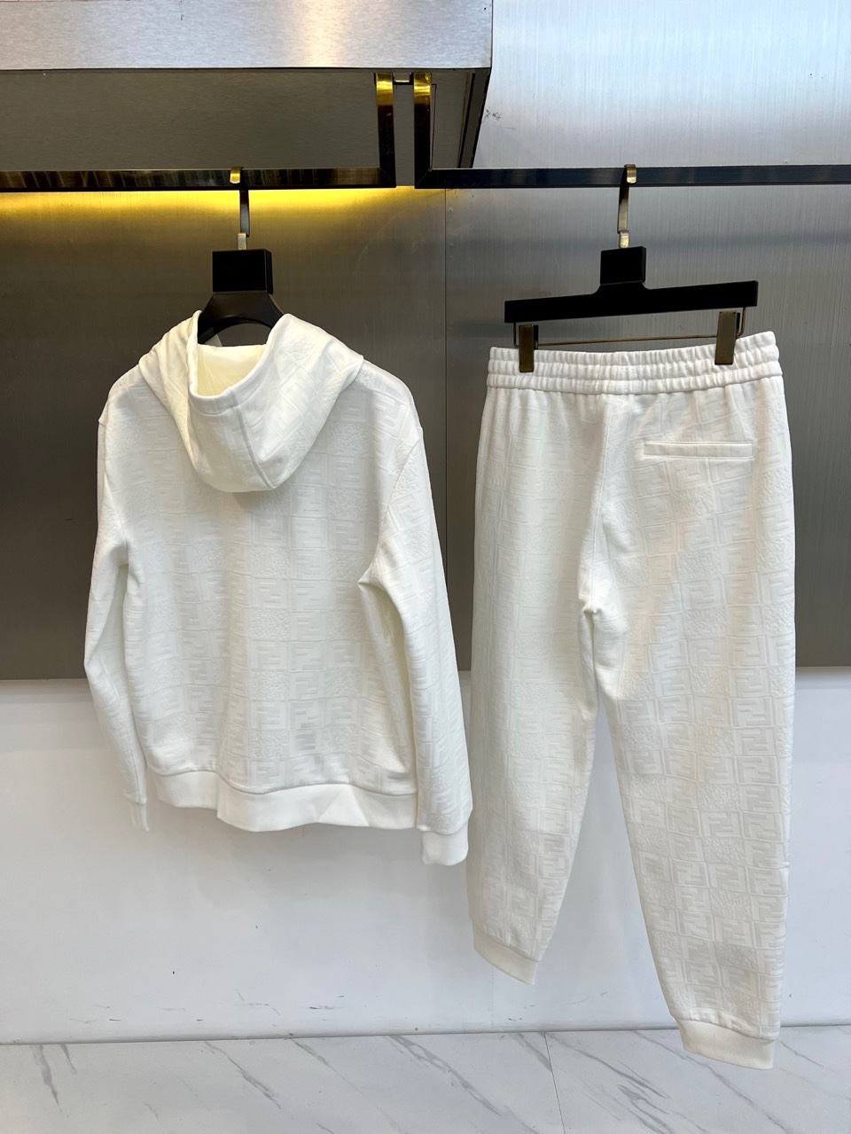 Fend芬迪、2025秋冬新品 FENDI套装，连帽拉链外套与同色休闲长裤组成整体造型，采用科技棉感面料