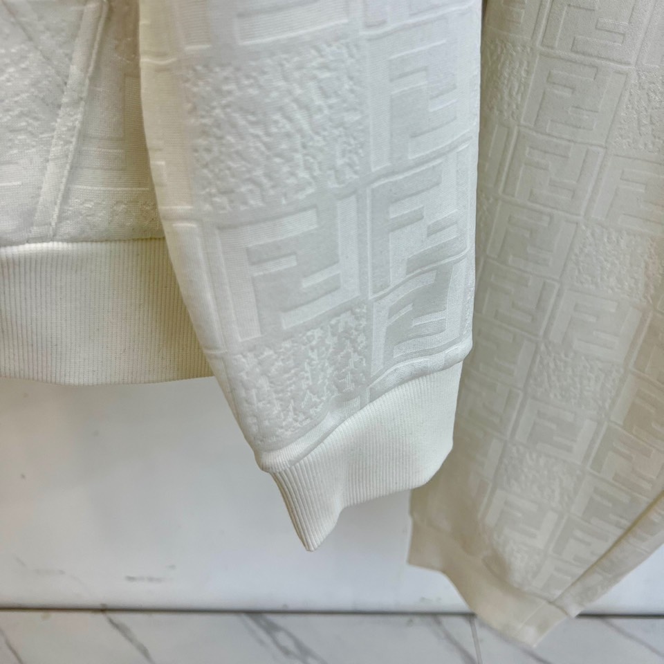 Fend芬迪、2025秋冬新品 FENDI套装，连帽拉链外套与同色休闲长裤组成整体造型，采用科技棉感面料