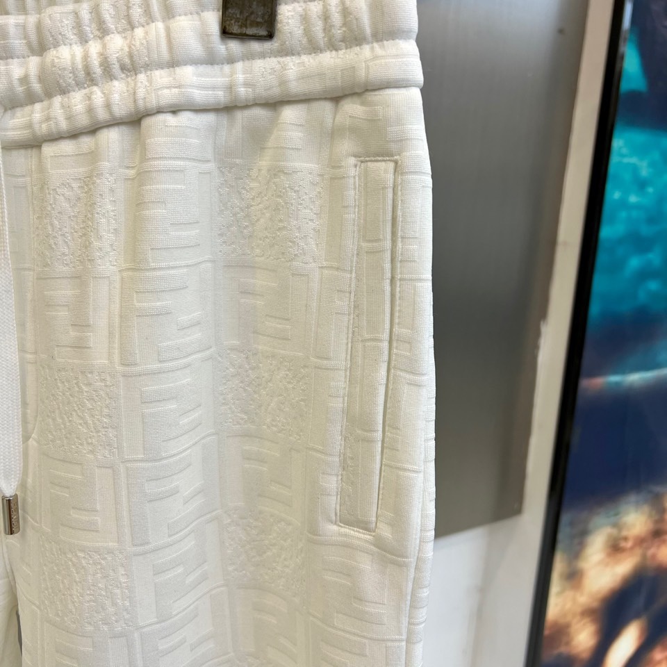 Fend芬迪、2025秋冬新品 FENDI套装，连帽拉链外套与同色休闲长裤组成整体造型，采用科技棉感面料