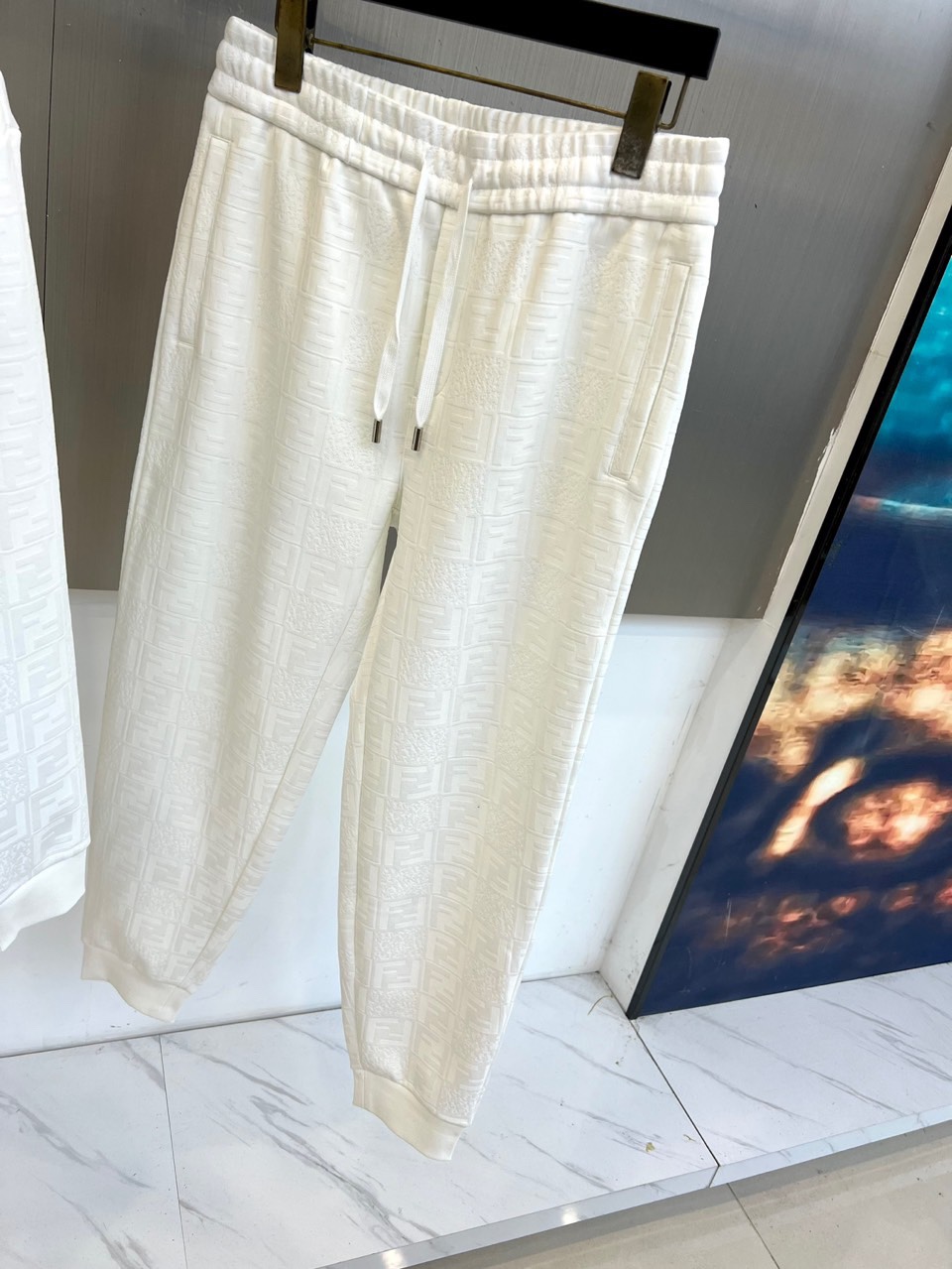 Fend芬迪、2025秋冬新品 FENDI套装，连帽拉链外套与同色休闲长裤组成整体造型，采用科技棉感面料