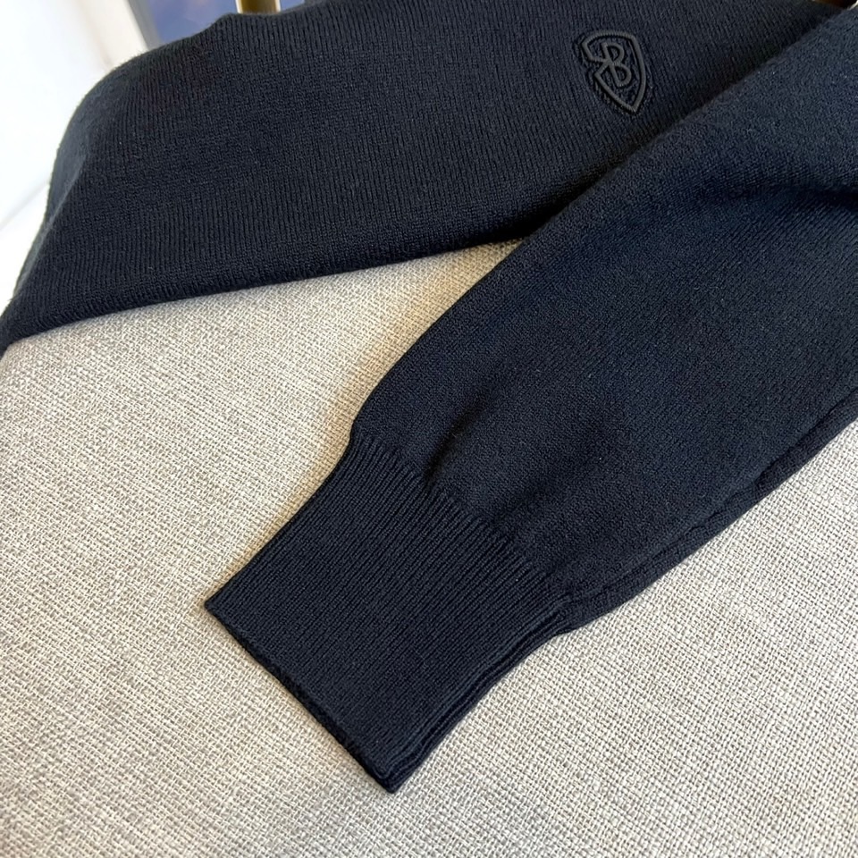 Bur巴宝莉、2025秋冬新品圆领羊毛🐑针织衫，以经典米白色调演绎现代英伦优雅。款式采用简约圆领设计，流