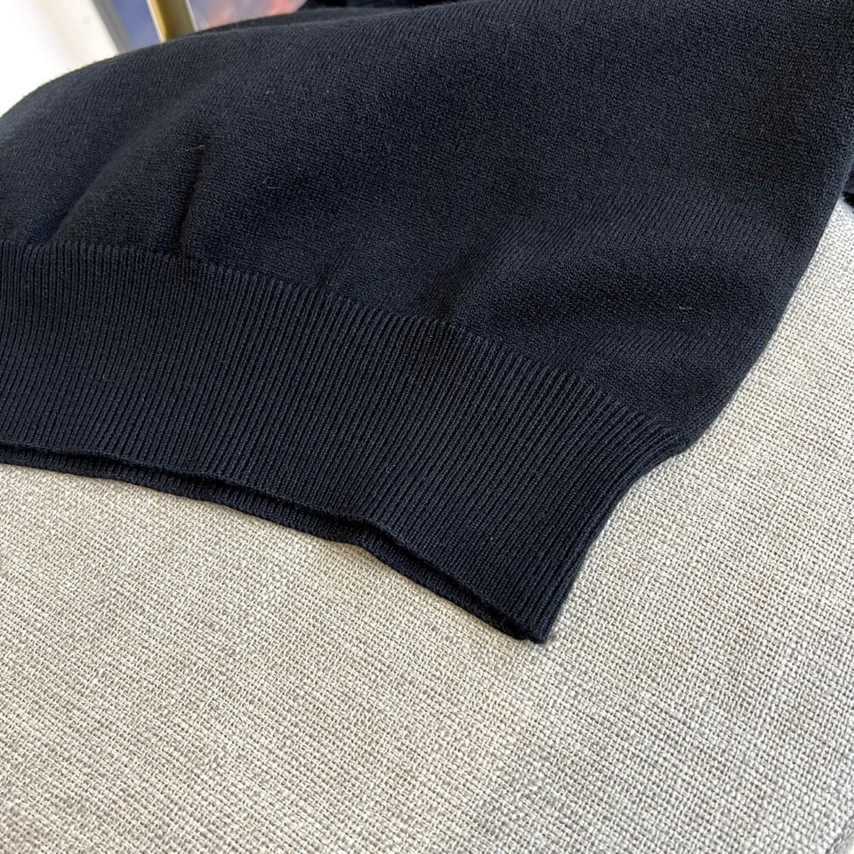 Bur巴宝莉、2025秋冬新品圆领羊毛🐑针织衫，以经典米白色调演绎现代英伦优雅。款式采用简约圆领设计，流