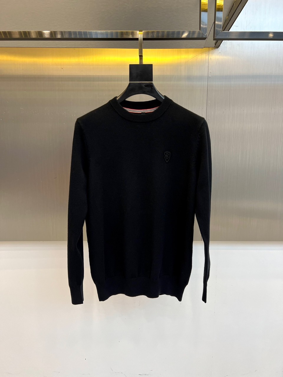 Bur巴宝莉、2025秋冬新品圆领羊毛🐑针织衫，以经典米白色调演绎现代英伦优雅。款式采用简约圆领设计，流