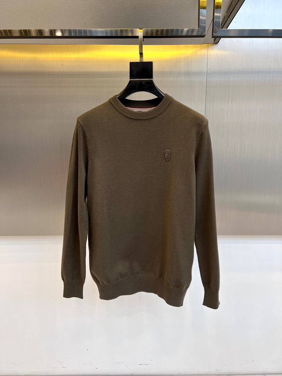 Bur巴宝莉、2025秋冬新品圆领羊毛🐑针织衫，以经典米白色调演绎现代英伦优雅。款式采用简约圆领设计，流