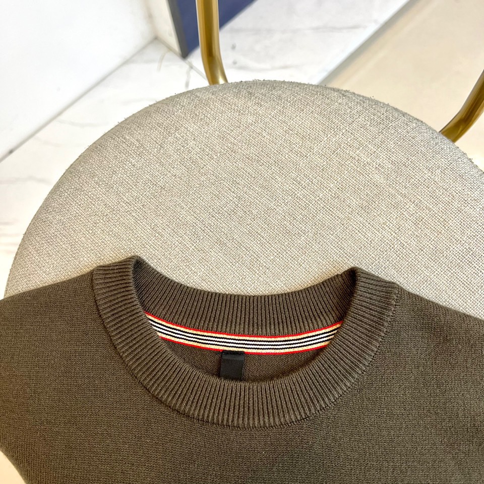 Bur巴宝莉、2025秋冬新品圆领羊毛🐑针织衫，以经典米白色调演绎现代英伦优雅。款式采用简约圆领设计，流