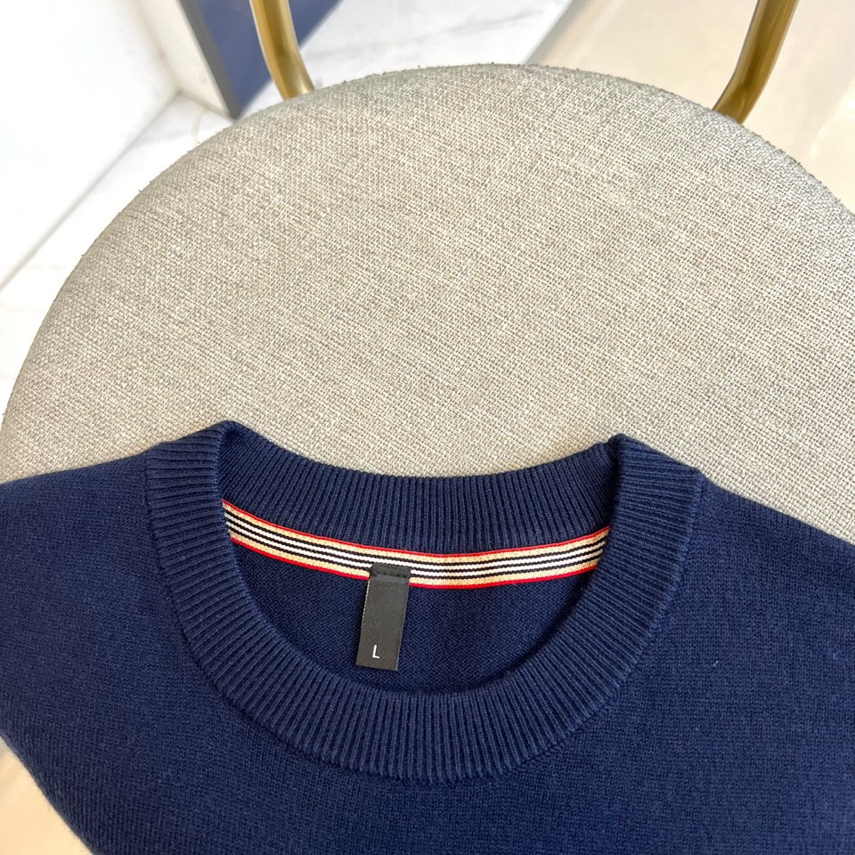 Bur巴宝莉、2025秋冬新品圆领羊毛🐑针织衫，以经典米白色调演绎现代英伦优雅。款式采用简约圆领设计，流