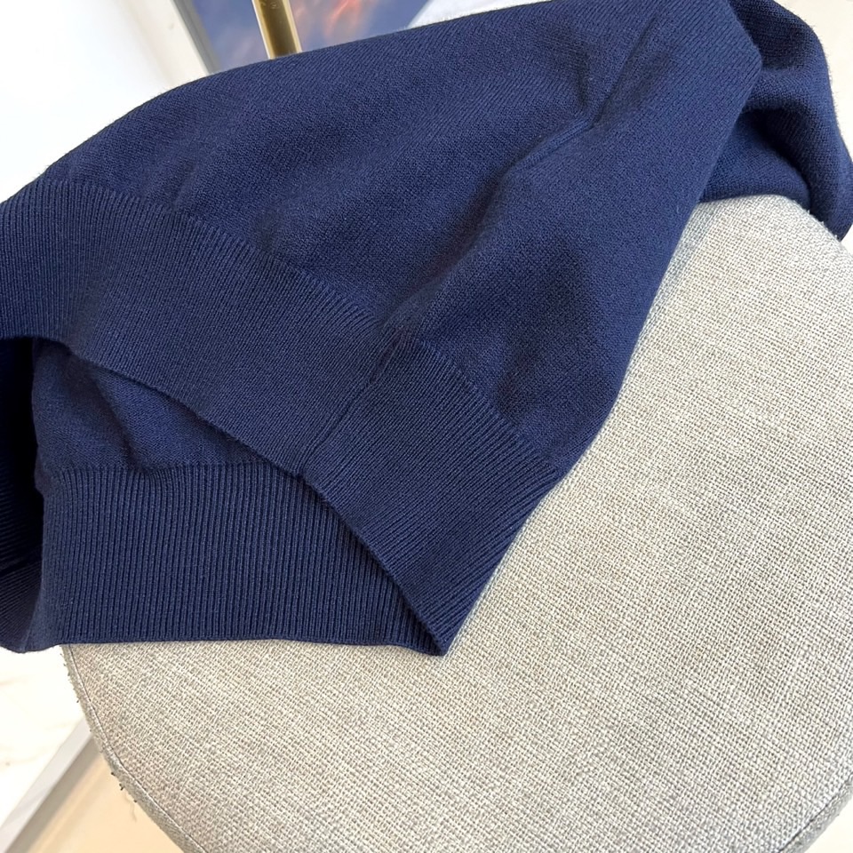 Bur巴宝莉、2025秋冬新品圆领羊毛🐑针织衫，以经典米白色调演绎现代英伦优雅。款式采用简约圆领设计，流