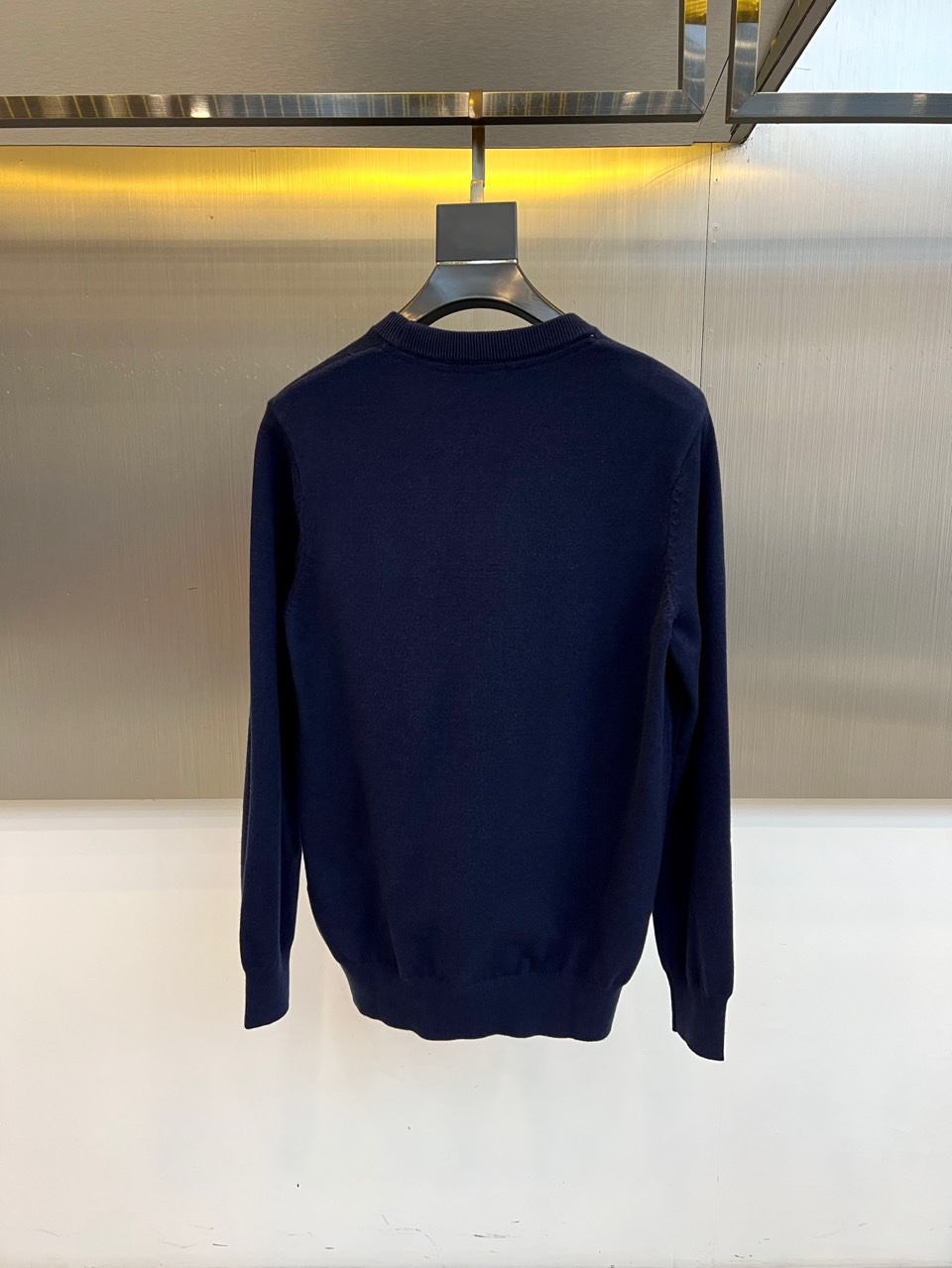 Bur巴宝莉、2025秋冬新品圆领羊毛🐑针织衫，以经典米白色调演绎现代英伦优雅。款式采用简约圆领设计，流