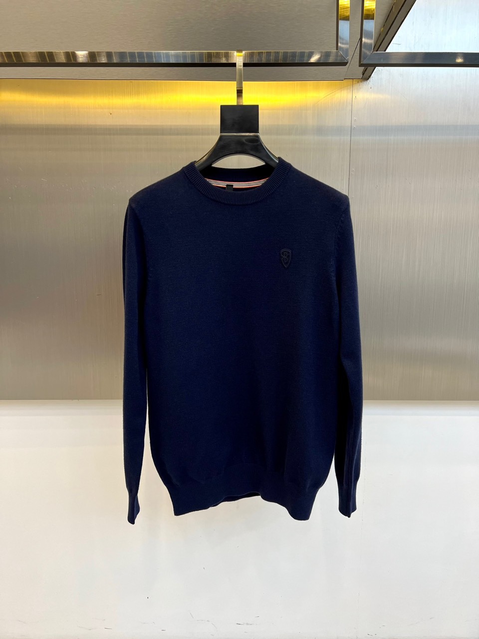 Bur巴宝莉、2025秋冬新品圆领羊毛🐑针织衫，以经典米白色调演绎现代英伦优雅。款式采用简约圆领设计，流