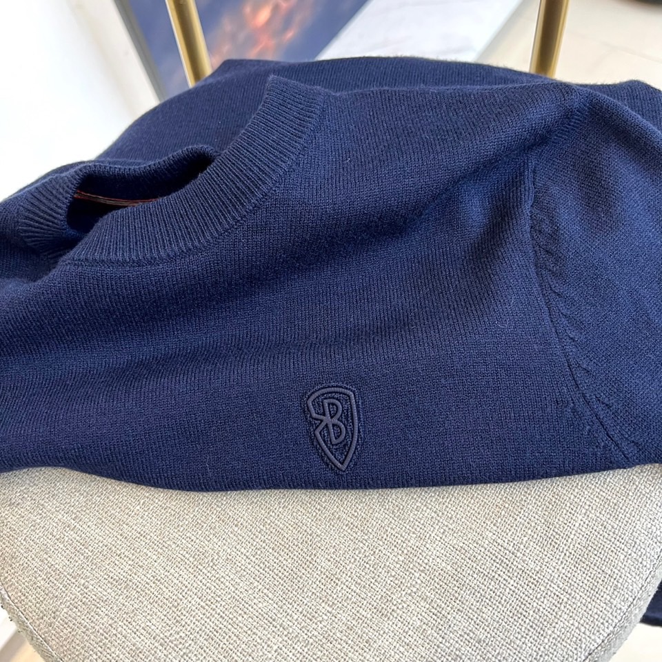 Bur巴宝莉、2025秋冬新品圆领羊毛🐑针织衫，以经典米白色调演绎现代英伦优雅。款式采用简约圆领设计，流