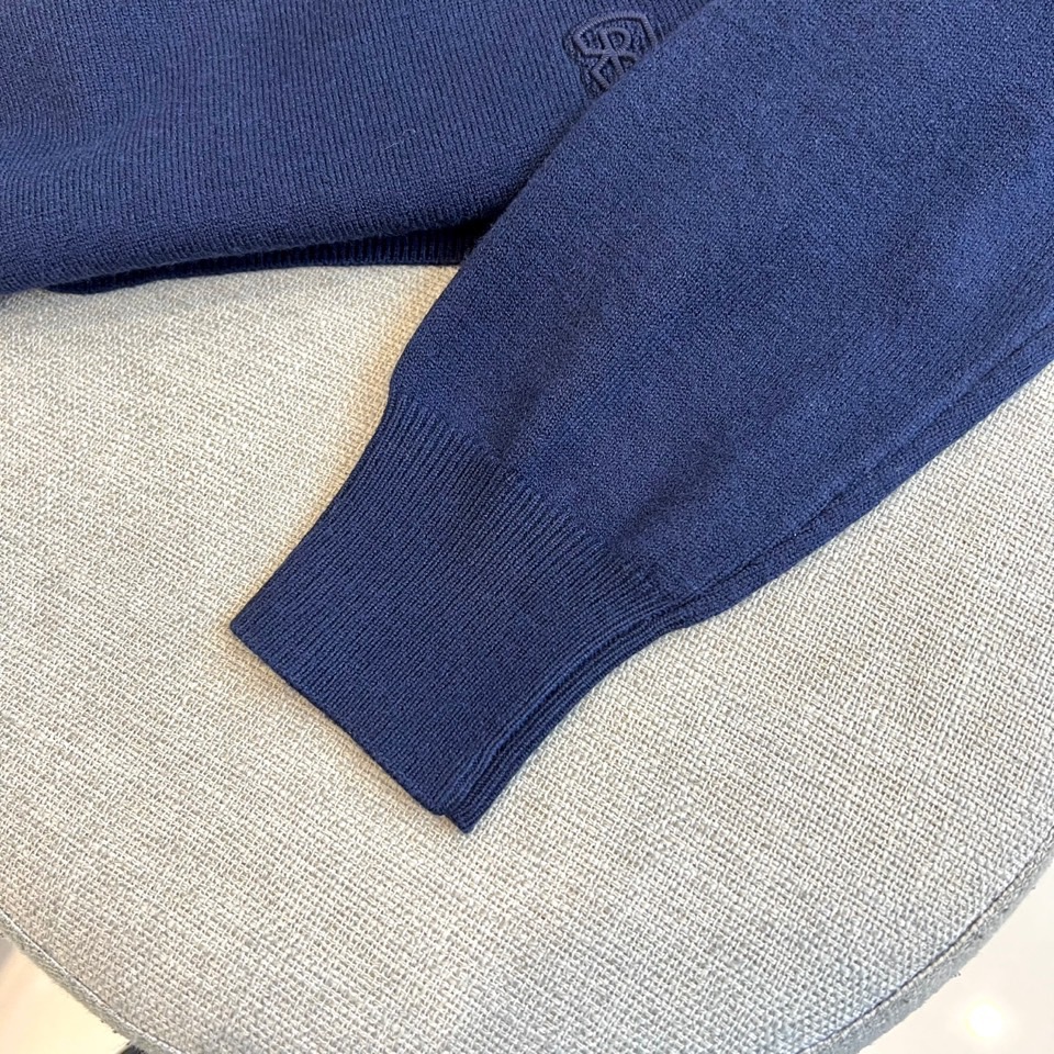 Bur巴宝莉、2025秋冬新品圆领羊毛🐑针织衫，以经典米白色调演绎现代英伦优雅。款式采用简约圆领设计，流