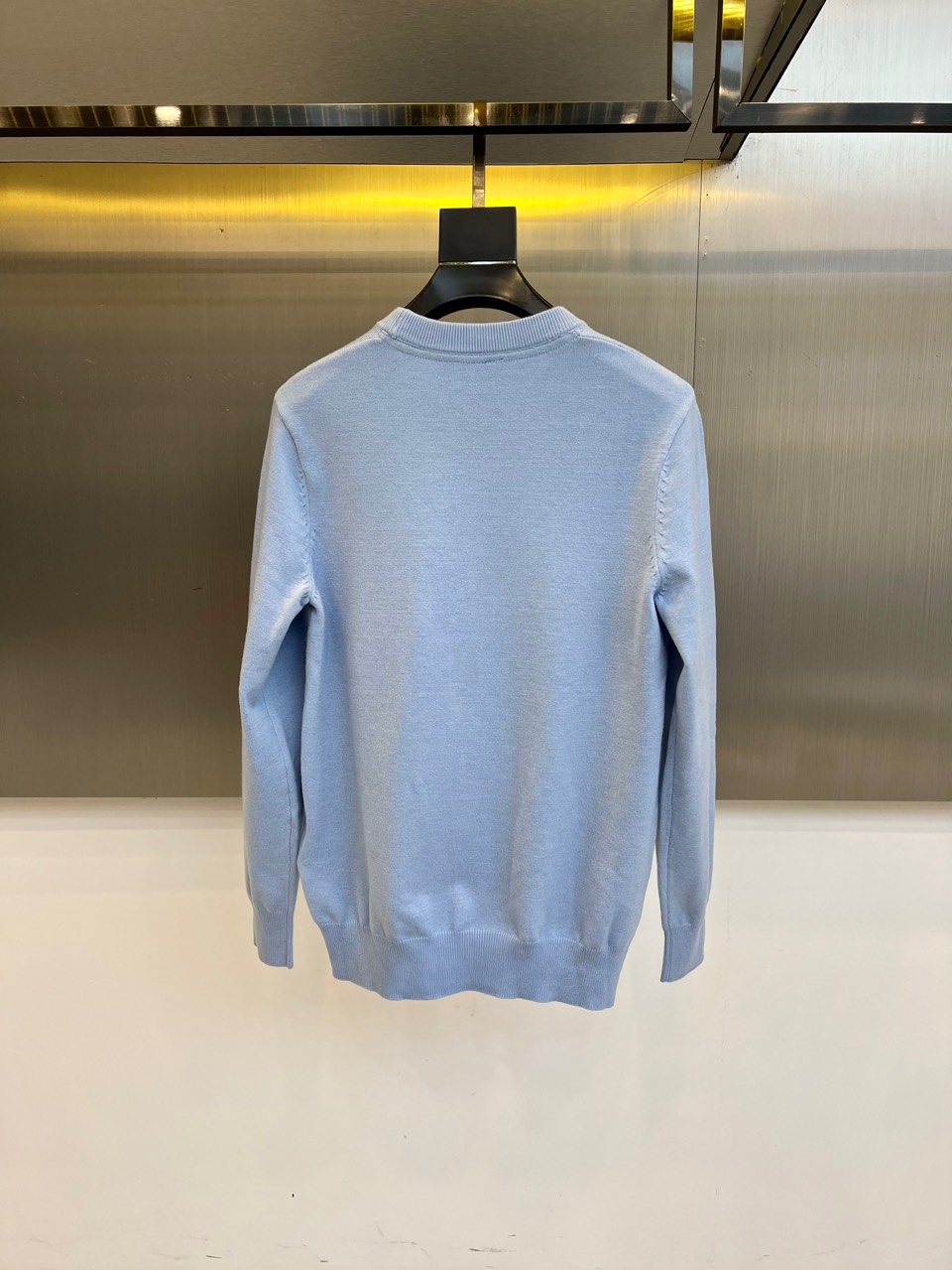 Bur巴宝莉、2025秋冬新品圆领羊毛🐑针织衫，以经典米白色调演绎现代英伦优雅。款式采用简约圆领设计，流