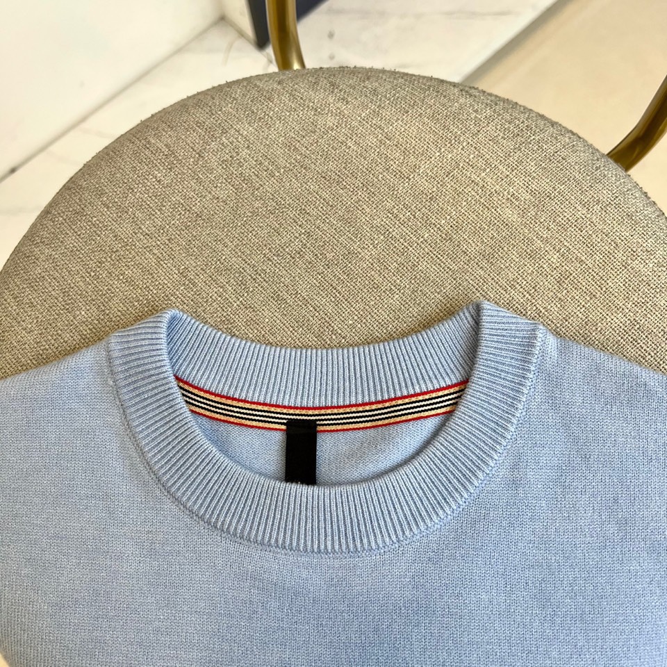 Bur巴宝莉、2025秋冬新品圆领羊毛🐑针织衫，以经典米白色调演绎现代英伦优雅。款式采用简约圆领设计，流