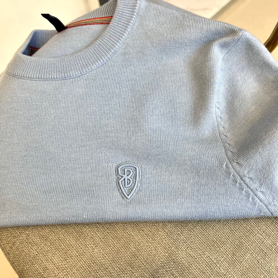 Bur巴宝莉、2025秋冬新品圆领羊毛🐑针织衫，以经典米白色调演绎现代英伦优雅。款式采用简约圆领设计，流