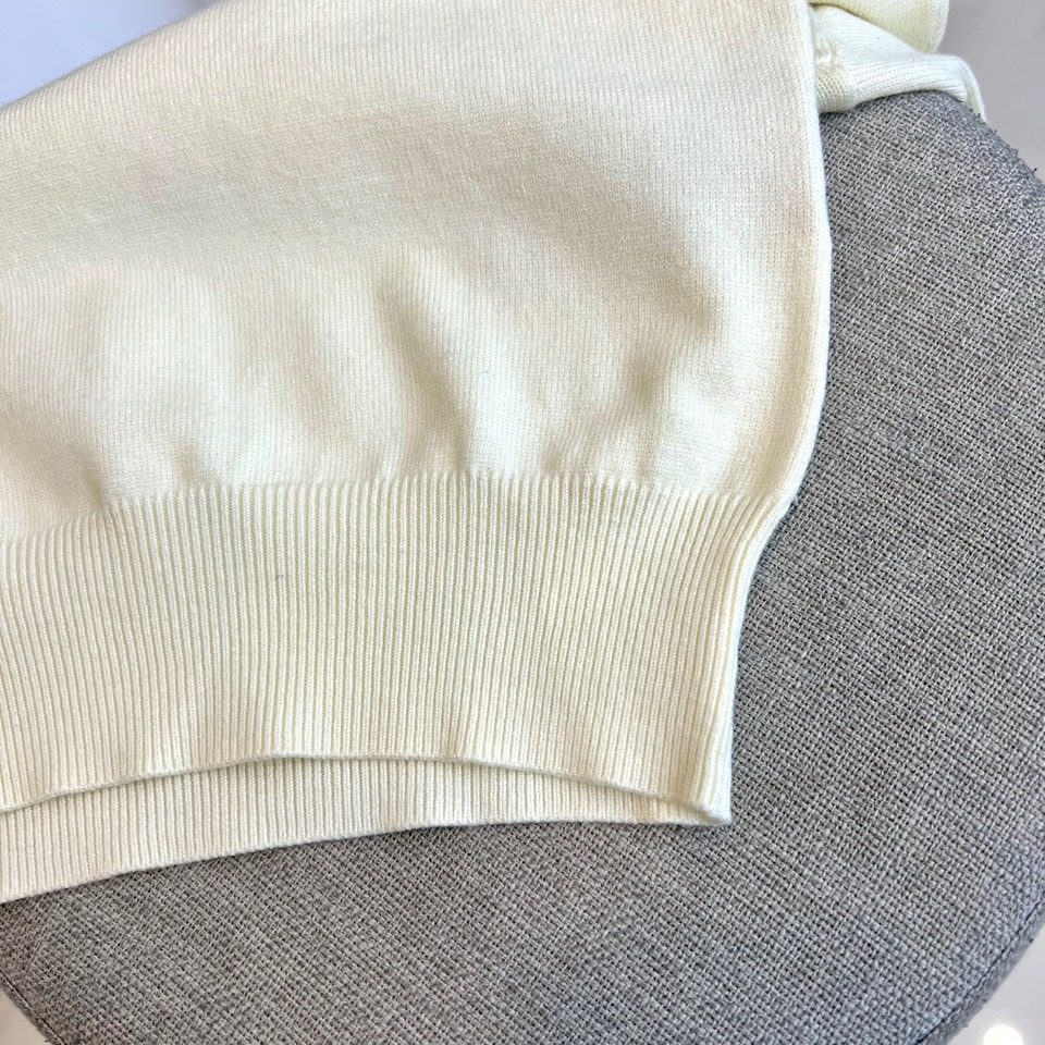 Bur巴宝莉、2025秋冬新品圆领羊毛🐑针织衫，以经典米白色调演绎现代英伦优雅。款式采用简约圆领设计，流