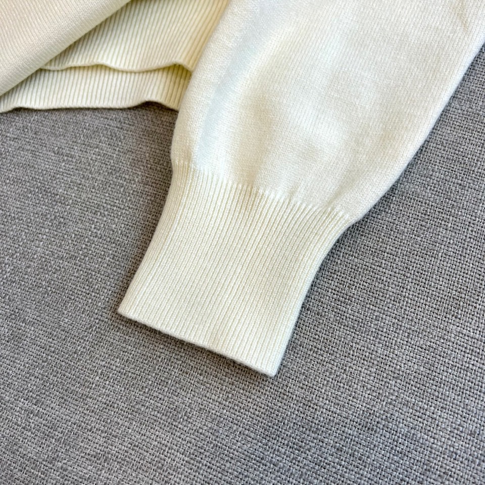 Bur巴宝莉、2025秋冬新品圆领羊毛🐑针织衫，以经典米白色调演绎现代英伦优雅。款式采用简约圆领设计，流