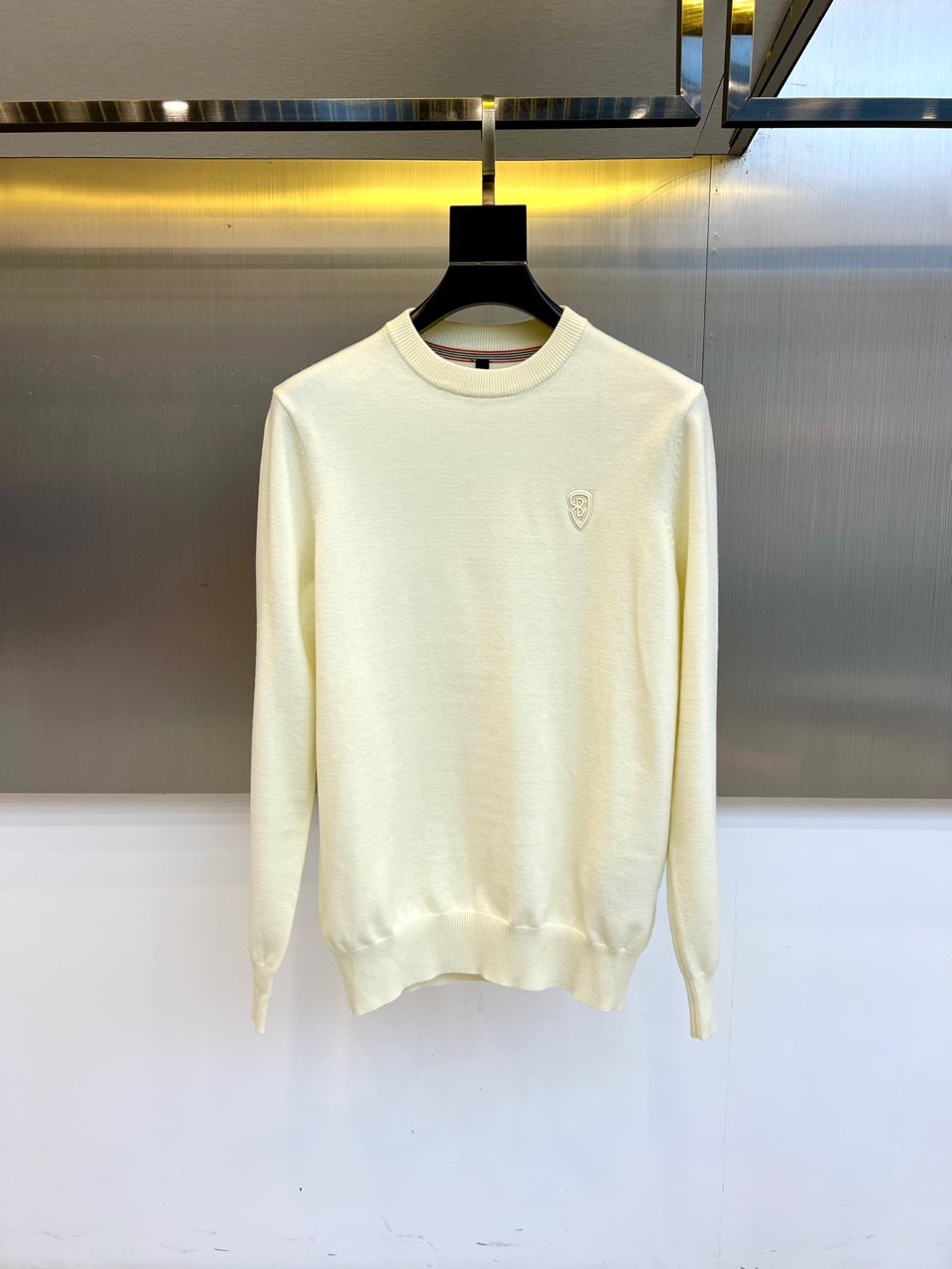 Bur巴宝莉、2025秋冬新品圆领羊毛🐑针织衫，以经典米白色调演绎现代英伦优雅。款式采用简约圆领设计，流