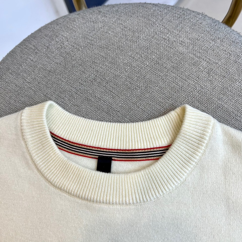 Bur巴宝莉、2025秋冬新品圆领羊毛🐑针织衫，以经典米白色调演绎现代英伦优雅。款式采用简约圆领设计，流