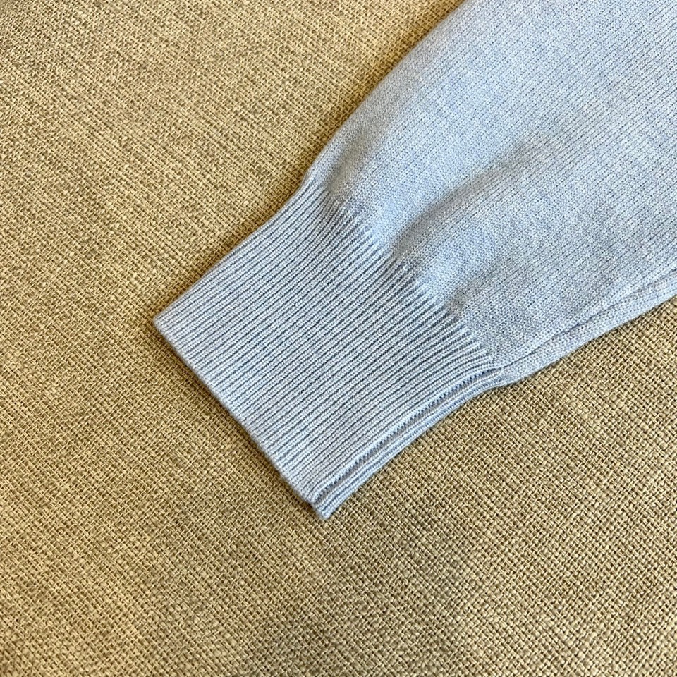 Bur巴宝莉、2025秋冬新品圆领羊毛🐑针织衫，以经典米白色调演绎现代英伦优雅。款式采用简约圆领设计，流