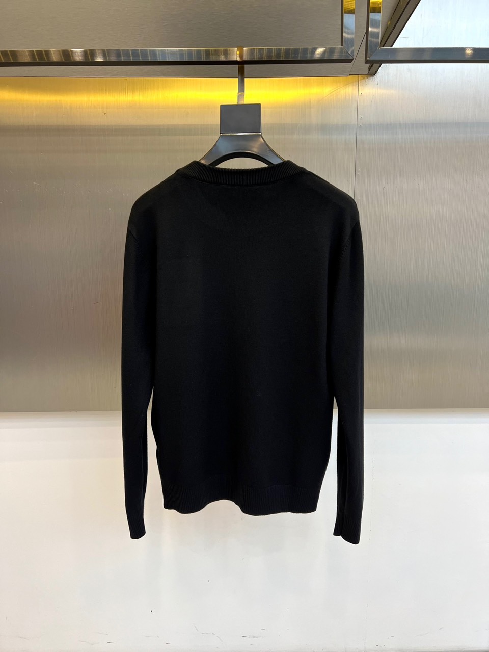 Loro Piana诺悠翩雅、2025秋冬新品男士圆领针织衫，以极简的纯白色调诠释低调奢华美学。经典圆领