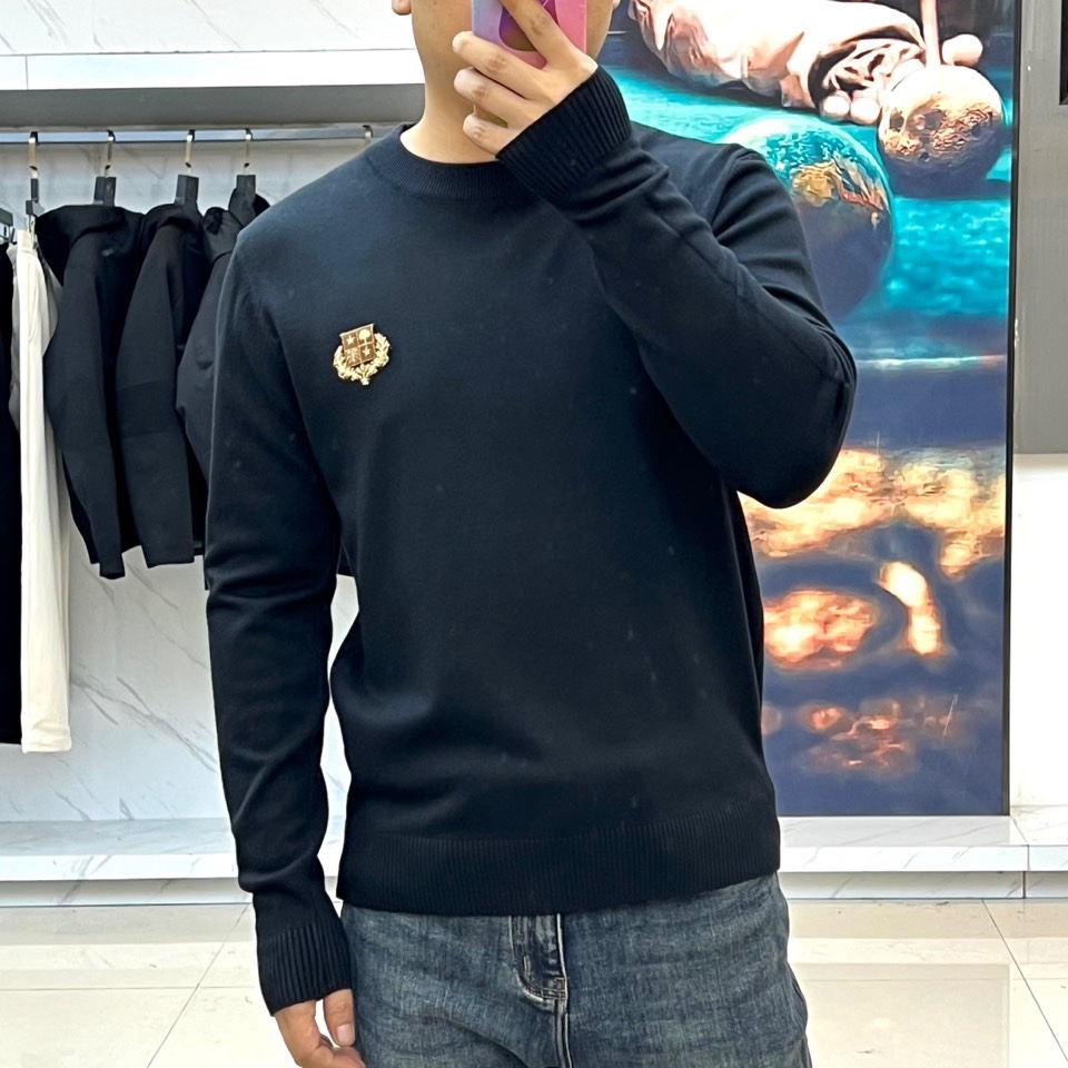 Loro Piana诺悠翩雅、2025秋冬新品男士圆领针织衫，以极简的纯白色调诠释低调奢华美学。经典圆领