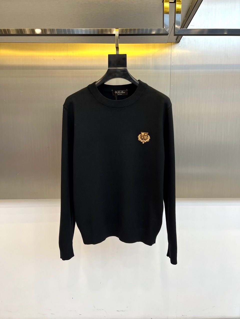 Loro Piana诺悠翩雅、2025秋冬新品男士圆领针织衫，以极简的纯白色调诠释低调奢华美学。经典圆领