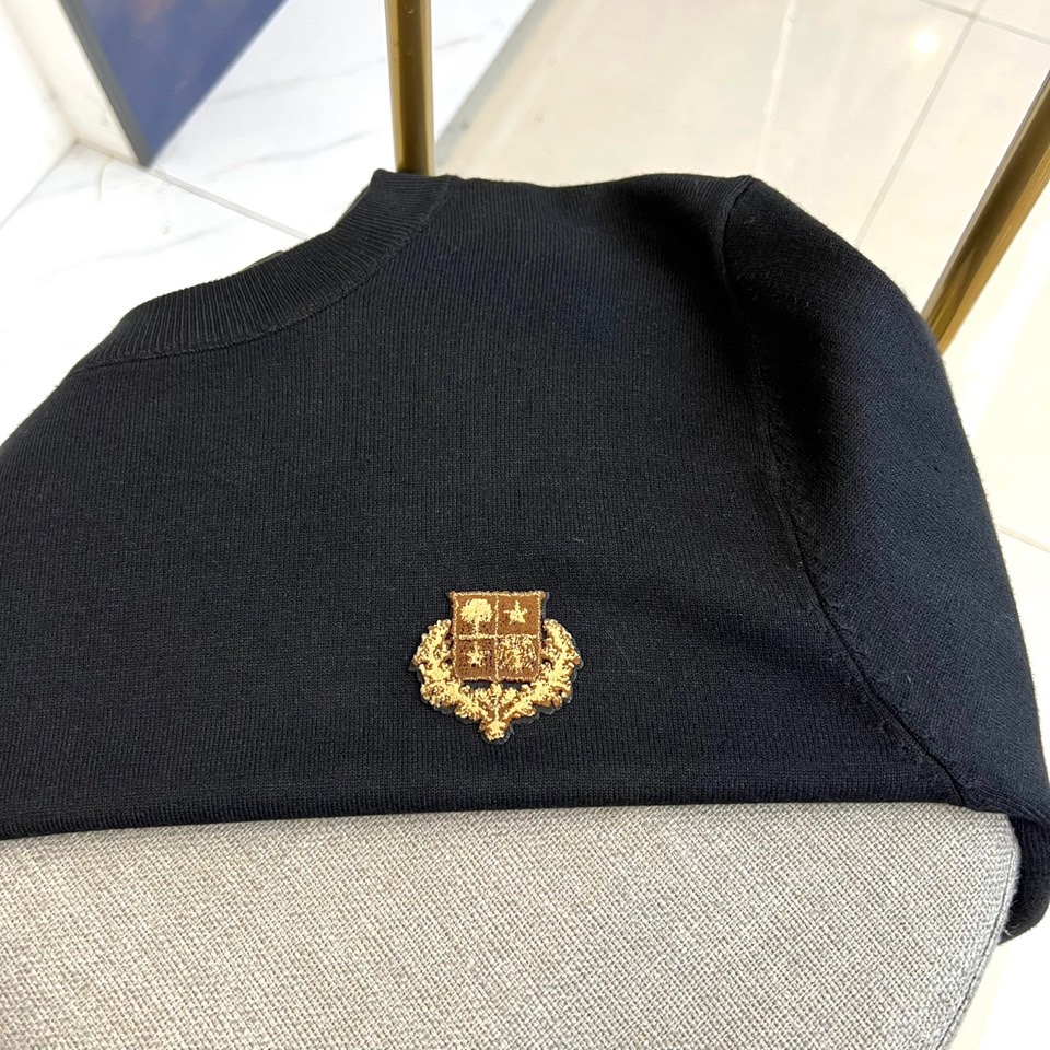 Loro Piana诺悠翩雅、2025秋冬新品男士圆领针织衫，以极简的纯白色调诠释低调奢华美学。经典圆领