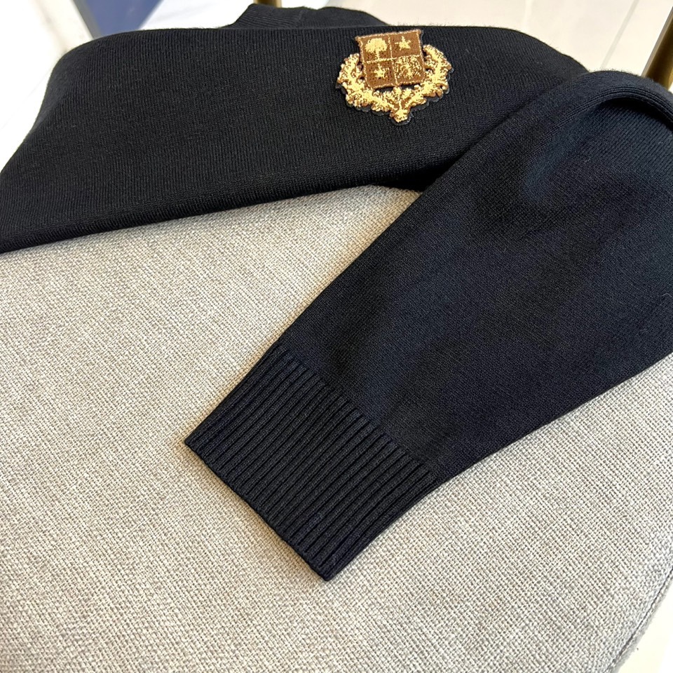 Loro Piana诺悠翩雅、2025秋冬新品男士圆领针织衫，以极简的纯白色调诠释低调奢华美学。经典圆领