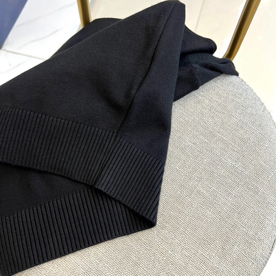 Loro Piana诺悠翩雅、2025秋冬新品男士圆领针织衫，以极简的纯白色调诠释低调奢华美学。经典圆领