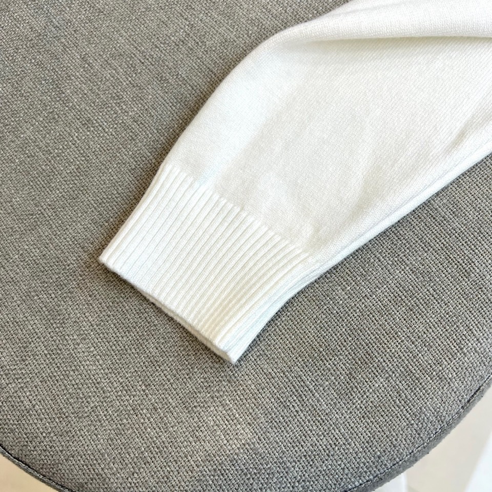 Loro Piana诺悠翩雅、2025秋冬新品男士圆领针织衫，以极简的纯白色调诠释低调奢华美学。经典圆领