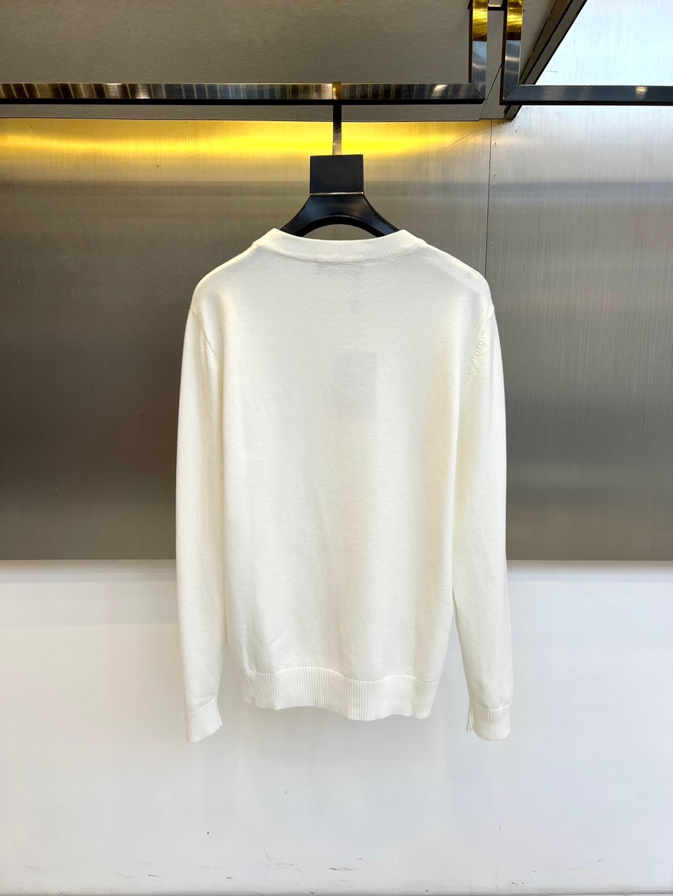 Loro Piana诺悠翩雅、2025秋冬新品男士圆领针织衫，以极简的纯白色调诠释低调奢华美学。经典圆领