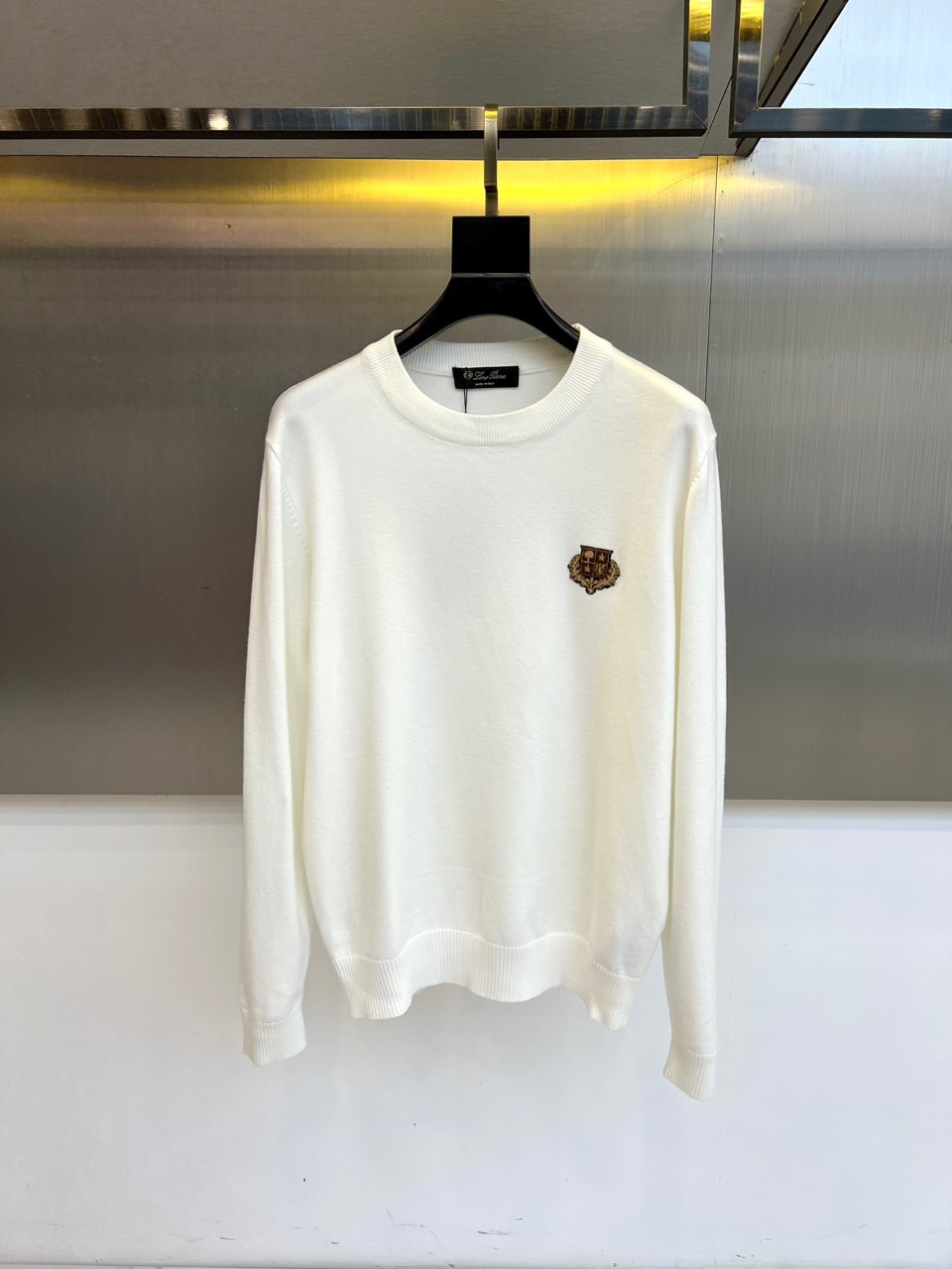 Loro Piana诺悠翩雅、2025秋冬新品男士圆领针织衫，以极简的纯白色调诠释低调奢华美学。经典圆领