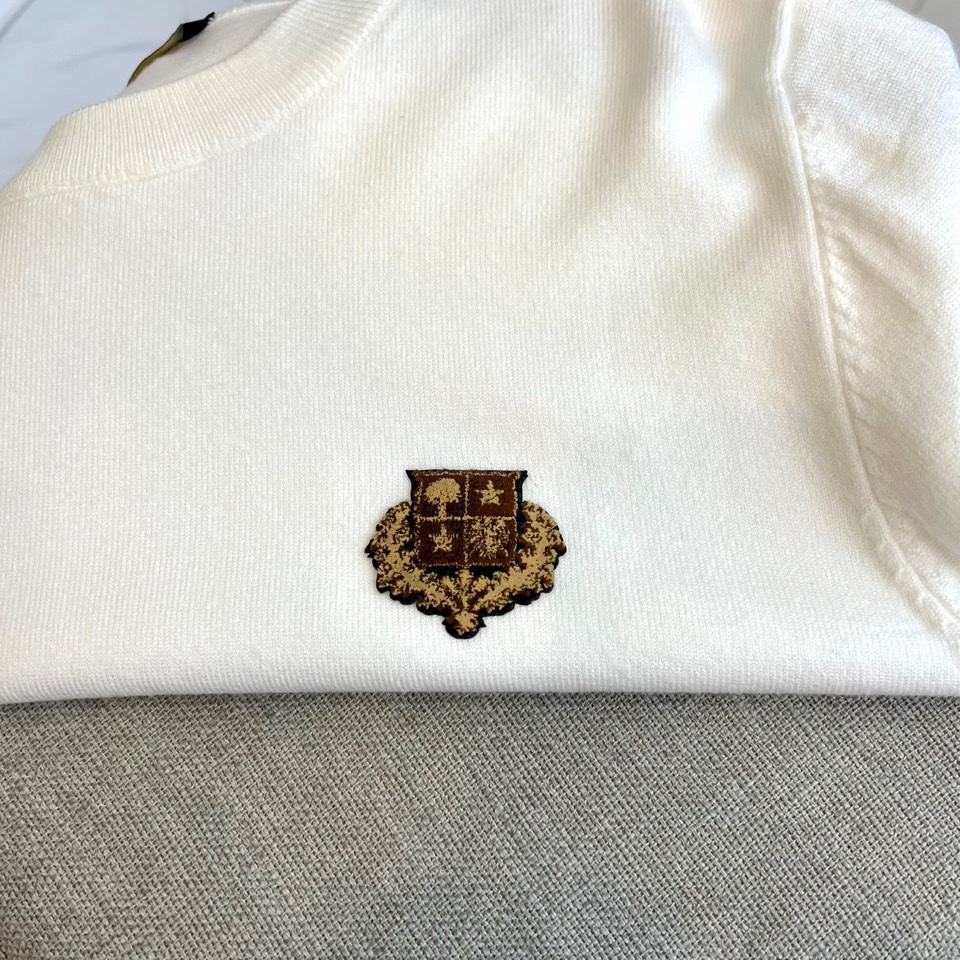 Loro Piana诺悠翩雅、2025秋冬新品男士圆领针织衫，以极简的纯白色调诠释低调奢华美学。经典圆领