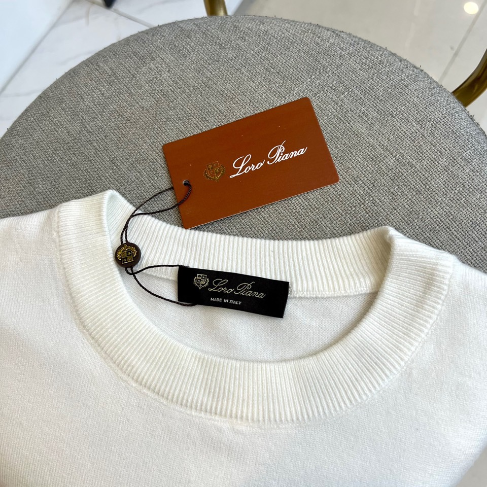 Loro Piana诺悠翩雅、2025秋冬新品男士圆领针织衫，以极简的纯白色调诠释低调奢华美学。经典圆领