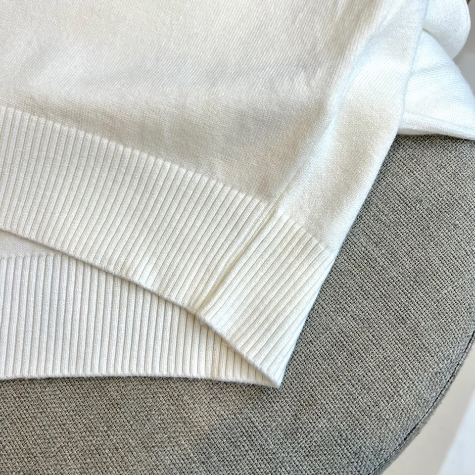 Loro Piana诺悠翩雅、2025秋冬新品男士圆领针织衫，以极简的纯白色调诠释低调奢华美学。经典圆领