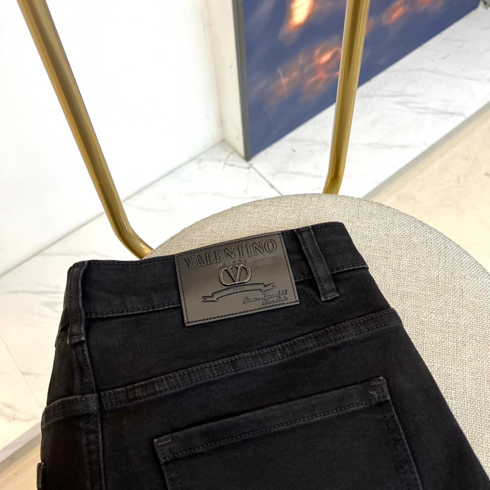 VT华伦天奴、2025秋冬新品黑色牛仔裤，以匠心工艺重新定义奢华街头风格。款式采用立体剪裁的直筒版型，经