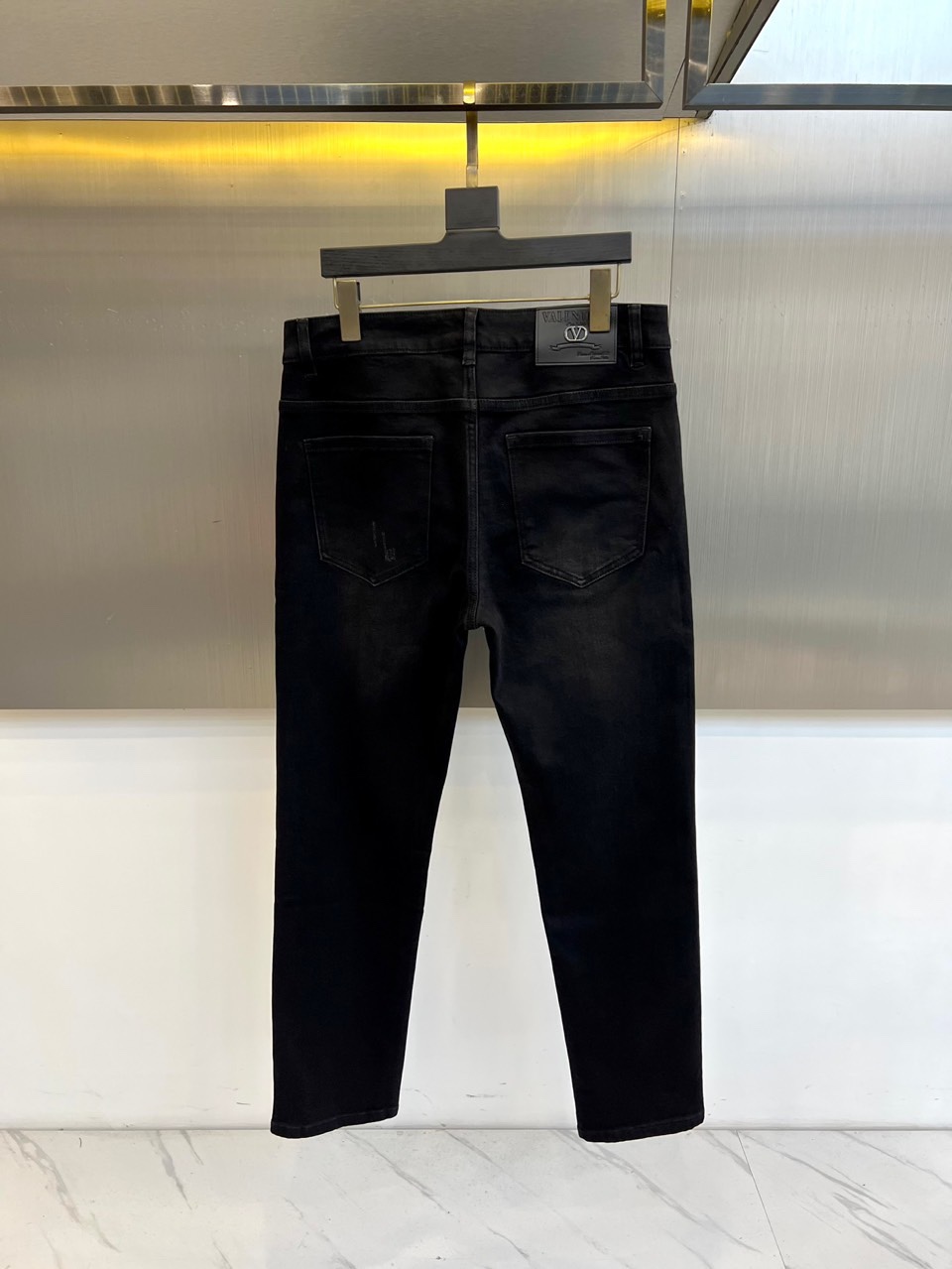 VT华伦天奴、2025秋冬新品黑色牛仔裤，以匠心工艺重新定义奢华街头风格。款式采用立体剪裁的直筒版型，经