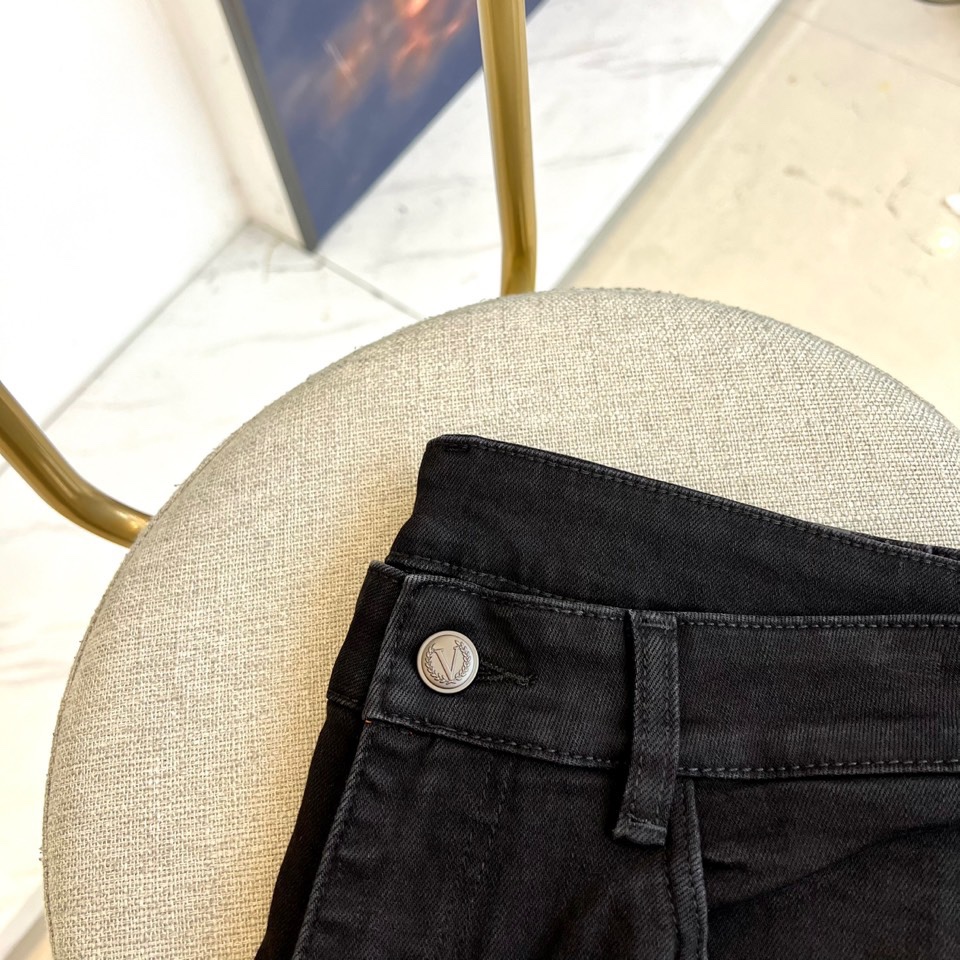 VT华伦天奴、2025秋冬新品黑色牛仔裤，以匠心工艺重新定义奢华街头风格。款式采用立体剪裁的直筒版型，经