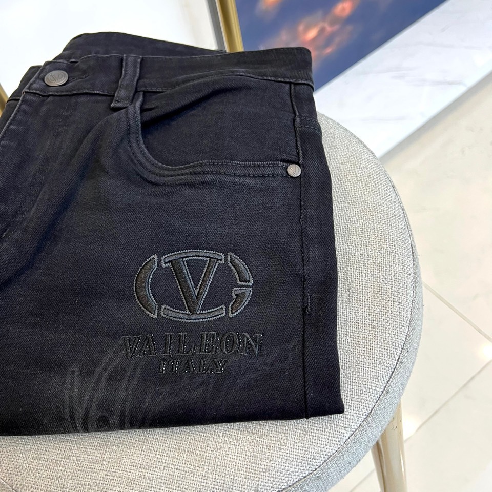 VT华伦天奴、2025秋冬新品黑色牛仔裤，以匠心工艺重新定义奢华街头风格。款式采用立体剪裁的直筒版型，经