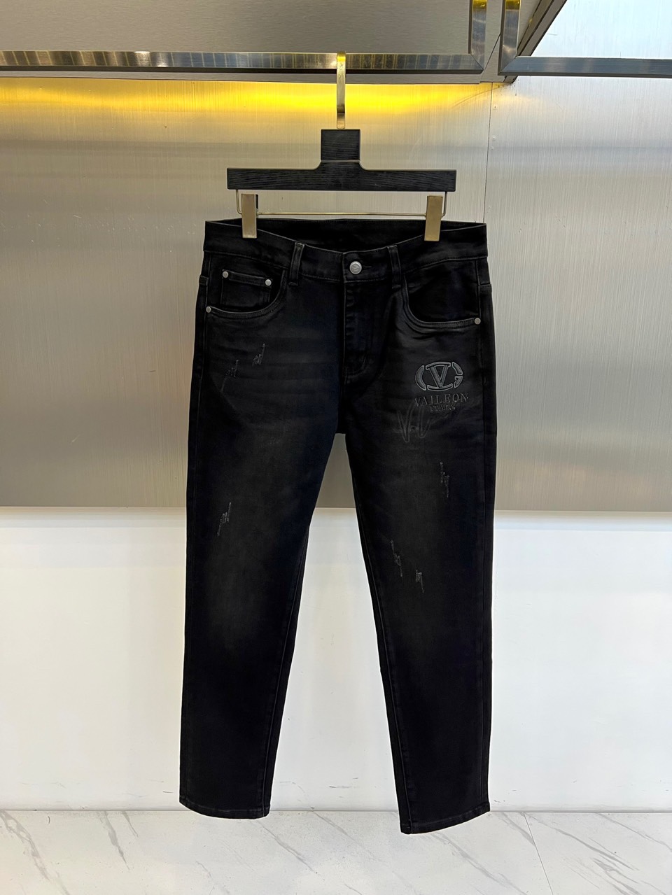 VT华伦天奴、2025秋冬新品黑色牛仔裤，以匠心工艺重新定义奢华街头风格。款式采用立体剪裁的直筒版型，经