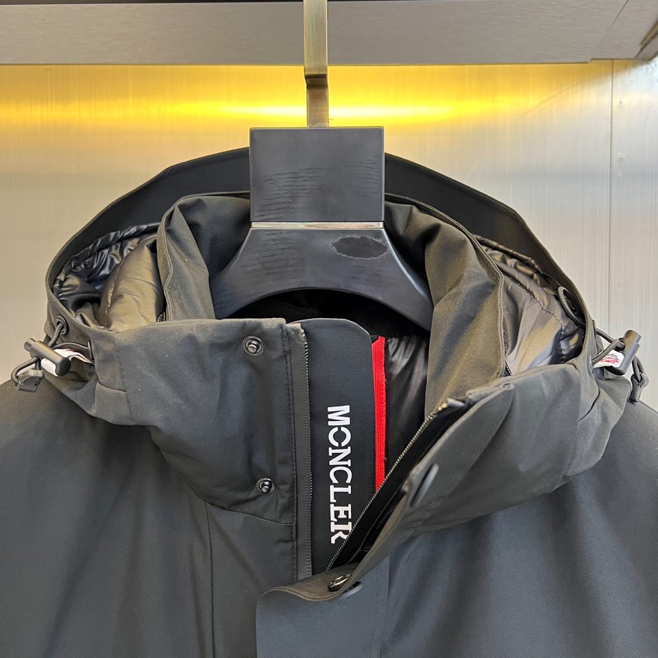 MON蒙口（高端白鹅绒）、2025秋冬新品男士高性能滑雪羽绒服，以米白色调演绎极简机能美学。连帽设计搭配