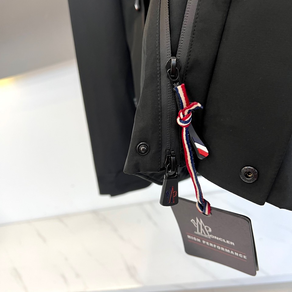 MON蒙口（高端白鹅绒）、2025秋冬新品男士高性能滑雪羽绒服，以米白色调演绎极简机能美学。连帽设计搭配