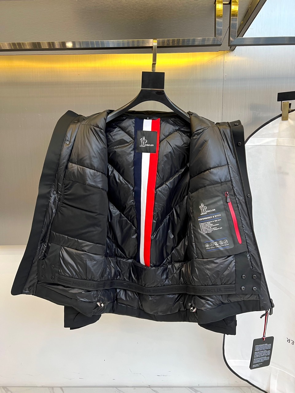 MON蒙口（高端白鹅绒）、2025秋冬新品男士高性能滑雪羽绒服，以米白色调演绎极简机能美学。连帽设计搭配