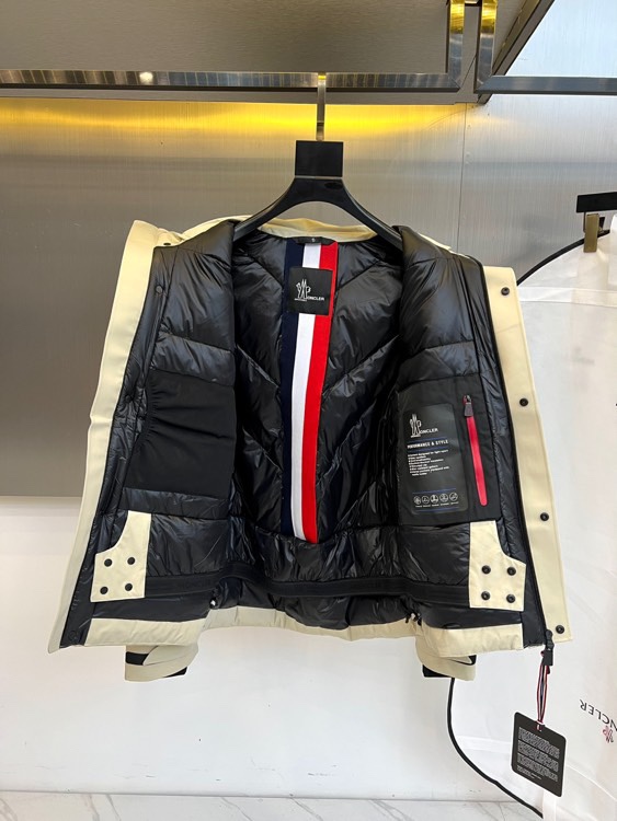 MON蒙口（高端白鹅绒）、2025秋冬新品男士高性能滑雪羽绒服，以米白色调演绎极简机能美学。连帽设计搭配