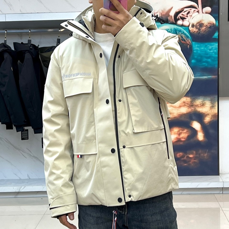 MON蒙口（高端白鹅绒）、2025秋冬新品男士高性能滑雪羽绒服，以米白色调演绎极简机能美学。连帽设计搭配