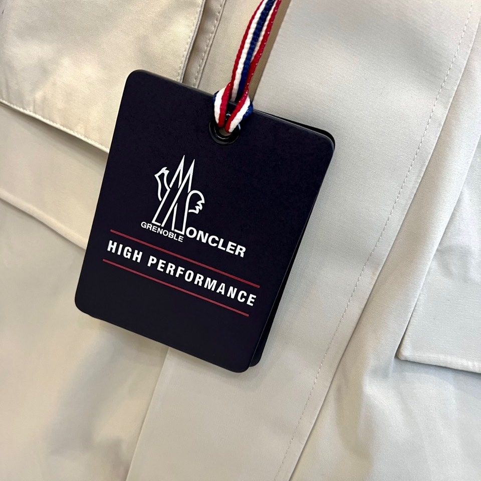 MON蒙口（高端白鹅绒）、2025秋冬新品男士高性能滑雪羽绒服，以米白色调演绎极简机能美学。连帽设计搭配