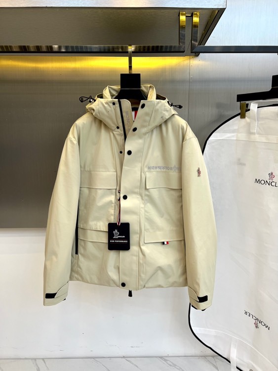 MON蒙口（高端白鹅绒）、2025秋冬新品男士高性能滑雪羽绒服，以米白色调演绎极简机能美学。连帽设计搭配