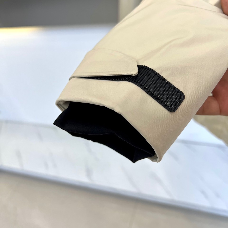 MON蒙口（高端白鹅绒）、2025秋冬新品男士高性能滑雪羽绒服，以米白色调演绎极简机能美学。连帽设计搭配